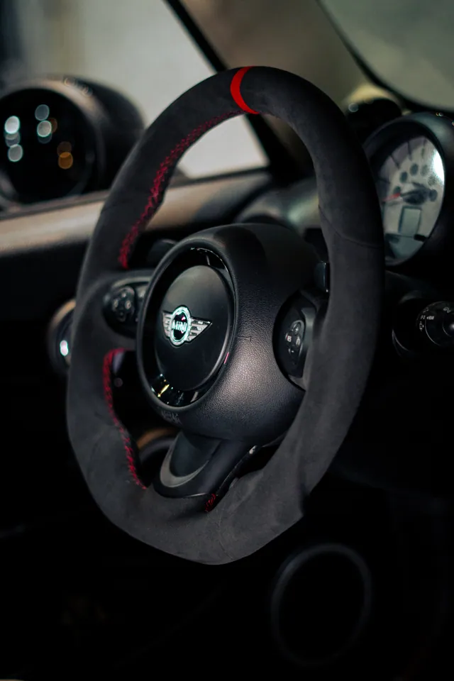 Volante MINI Cooper revestido em couro na bancada da PRV Custom